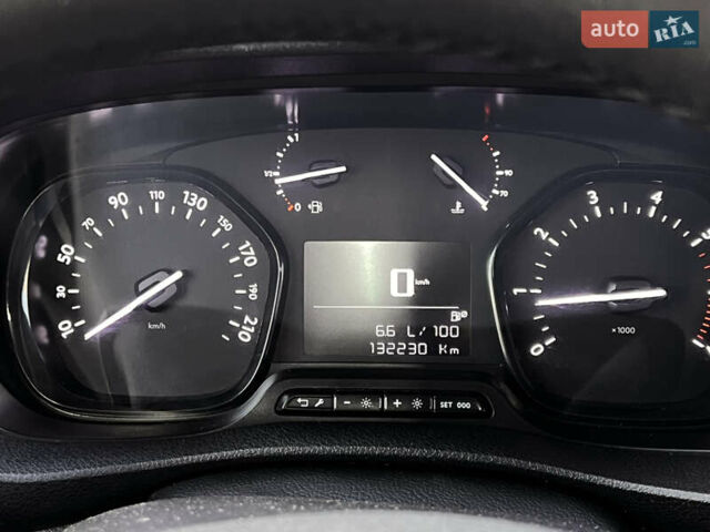 Белый Опель Виваро, объемом двигателя 2 л и пробегом 132 тыс. км за 25500 $, фото 16 на Automoto.ua