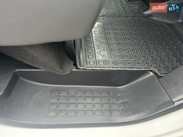 Белый Опель Виваро, объемом двигателя 2 л и пробегом 219 тыс. км за 17900 $, фото 37 на Automoto.ua