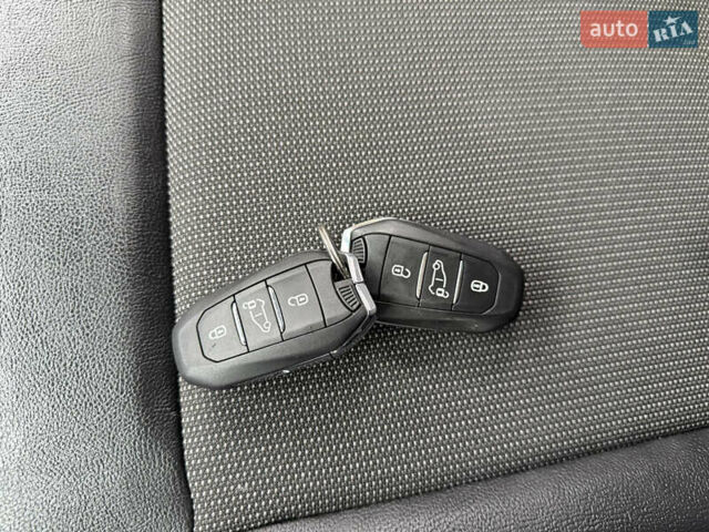 Белый Опель Виваро, объемом двигателя 1.5 л и пробегом 159 тыс. км за 19300 $, фото 62 на Automoto.ua