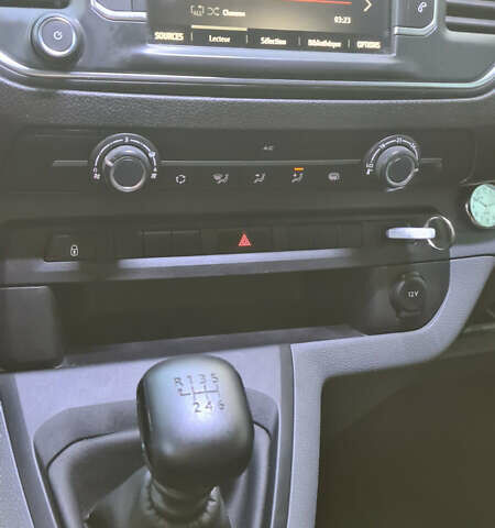 Білий Опель Віваро, об'ємом двигуна 2 л та пробігом 130 тис. км за 22500 $, фото 12 на Automoto.ua