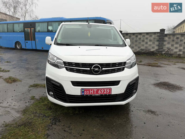 Белый Опель Виваро, объемом двигателя 1.5 л и пробегом 159 тыс. км за 19300 $, фото 2 на Automoto.ua