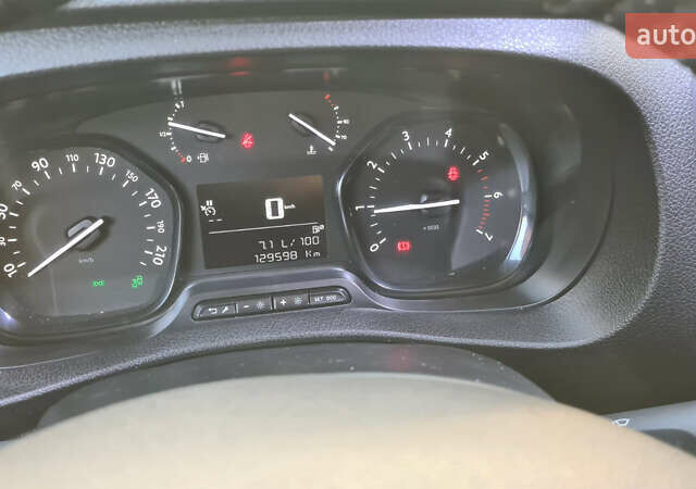 Білий Опель Віваро, об'ємом двигуна 2 л та пробігом 130 тис. км за 22500 $, фото 13 на Automoto.ua