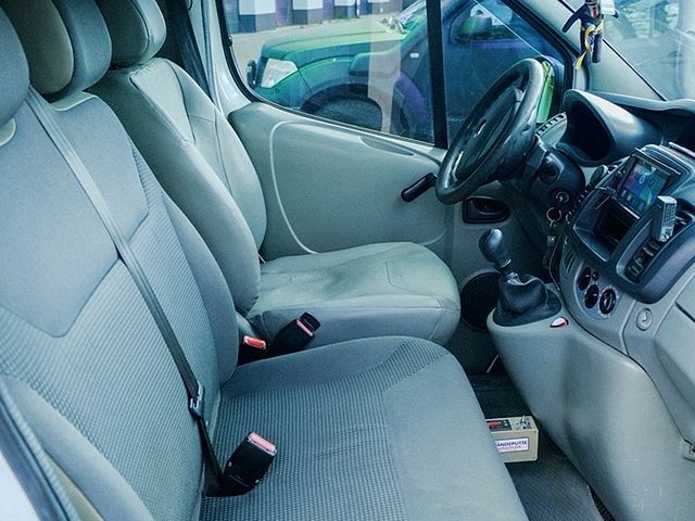 Білий Опель Віваро, об'ємом двигуна 2 л та пробігом 526 тис. км за 7500 $, фото 9 на Automoto.ua