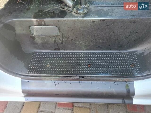 Белый Опель Виваро, объемом двигателя 2 л и пробегом 435 тыс. км за 13700 $, фото 4 на Automoto.ua