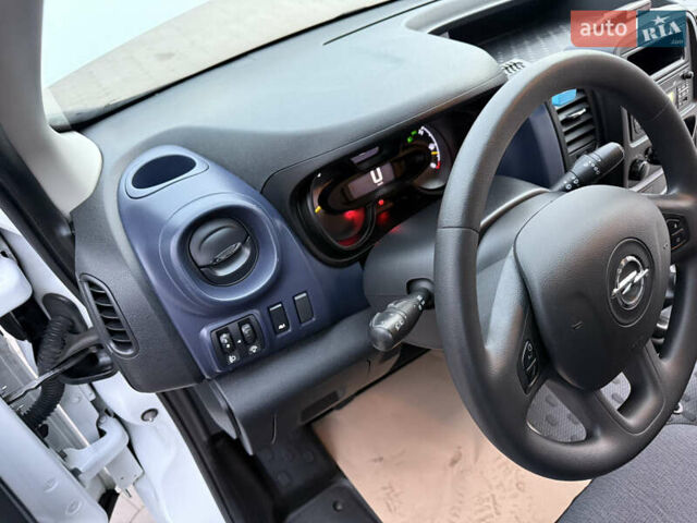Белый Опель Виваро, объемом двигателя 1.6 л и пробегом 237 тыс. км за 17900 $, фото 26 на Automoto.ua