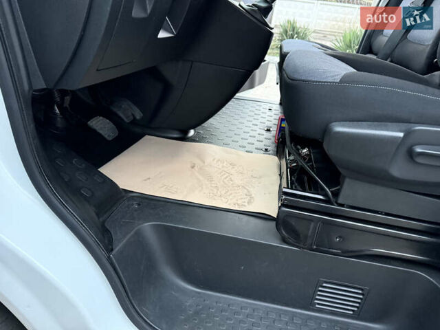 Белый Опель Виваро, объемом двигателя 1.6 л и пробегом 237 тыс. км за 17900 $, фото 25 на Automoto.ua