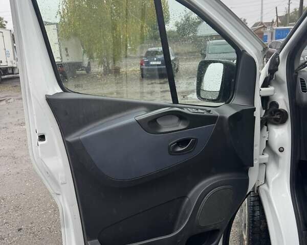 Белый Опель Виваро, объемом двигателя 1.6 л и пробегом 280 тыс. км за 15000 $, фото 7 на Automoto.ua