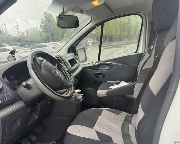 Белый Опель Виваро, объемом двигателя 1.6 л и пробегом 280 тыс. км за 15000 $, фото 6 на Automoto.ua