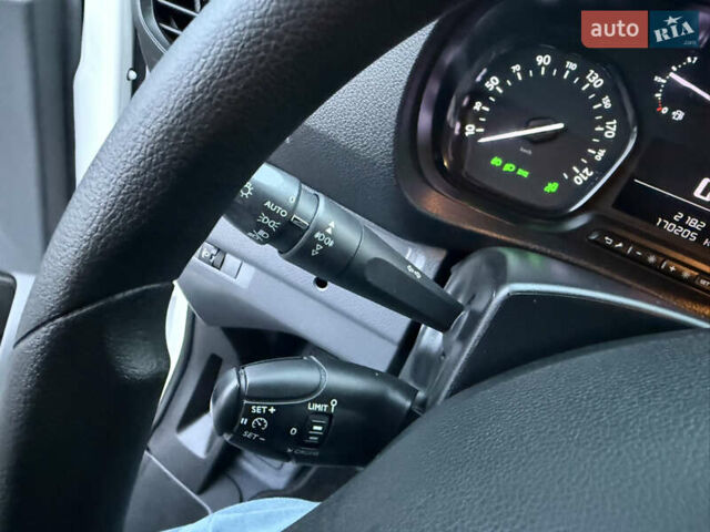 Білий Опель Віваро, об'ємом двигуна 2 л та пробігом 170 тис. км за 24900 $, фото 19 на Automoto.ua