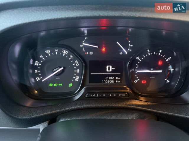 Білий Опель Віваро, об'ємом двигуна 2 л та пробігом 170 тис. км за 24900 $, фото 18 на Automoto.ua