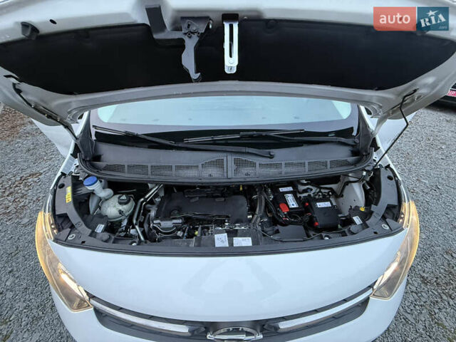 Білий Опель Віваро, об'ємом двигуна 2 л та пробігом 170 тис. км за 24900 $, фото 10 на Automoto.ua