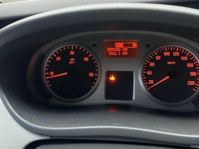 Білий Опель Віваро, об'ємом двигуна 2 л та пробігом 240 тис. км за 11500 $, фото 1 на Automoto.ua