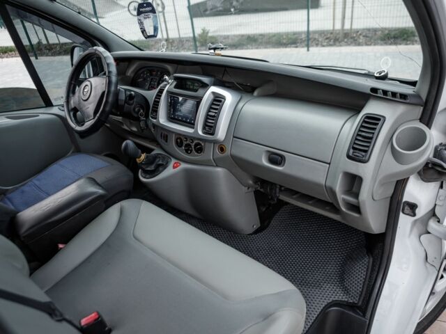 Белый Опель Виваро, объемом двигателя 1.8 л и пробегом 400 тыс. км за 7800 $, фото 12 на Automoto.ua