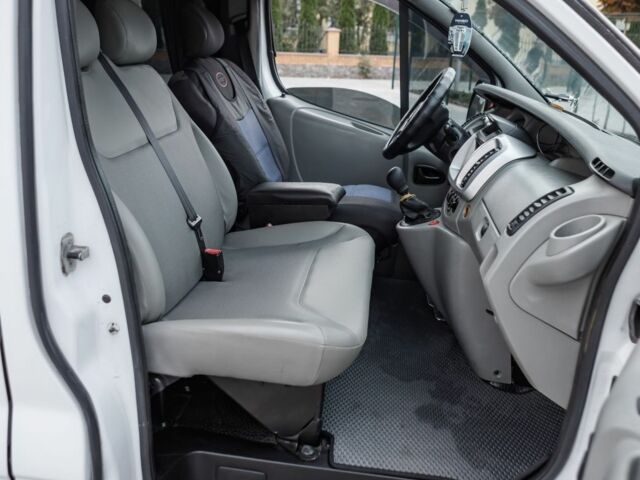 Белый Опель Виваро, объемом двигателя 1.8 л и пробегом 400 тыс. км за 7800 $, фото 11 на Automoto.ua