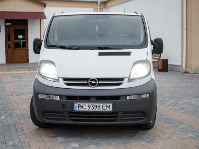Белый Опель Виваро, объемом двигателя 1.8 л и пробегом 400 тыс. км за 7800 $, фото 1 на Automoto.ua