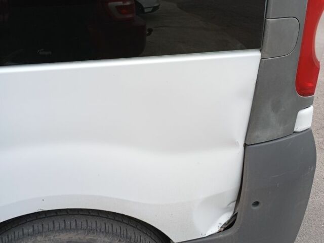 Белый Опель Виваро, объемом двигателя 2 л и пробегом 425 тыс. км за 7000 $, фото 5 на Automoto.ua