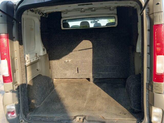 Білий Опель Віваро, об'ємом двигуна 2 л та пробігом 200 тис. км за 10000 $, фото 15 на Automoto.ua