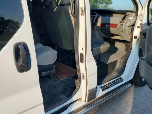 Білий Опель Віваро, об'ємом двигуна 2 л та пробігом 200 тис. км за 10000 $, фото 10 на Automoto.ua