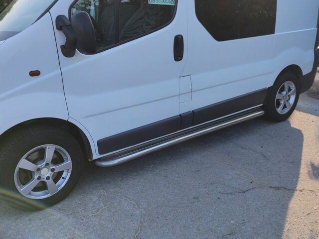 Білий Опель Віваро, об'ємом двигуна 2 л та пробігом 200 тис. км за 10000 $, фото 3 на Automoto.ua