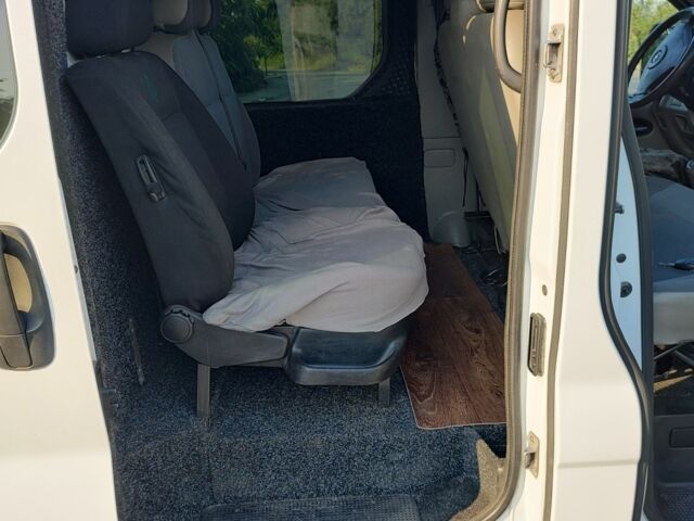 Білий Опель Віваро, об'ємом двигуна 2 л та пробігом 200 тис. км за 10000 $, фото 9 на Automoto.ua