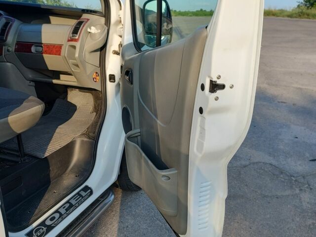 Білий Опель Віваро, об'ємом двигуна 2 л та пробігом 200 тис. км за 10000 $, фото 7 на Automoto.ua