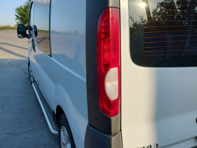 Білий Опель Віваро, об'ємом двигуна 2 л та пробігом 200 тис. км за 10000 $, фото 13 на Automoto.ua