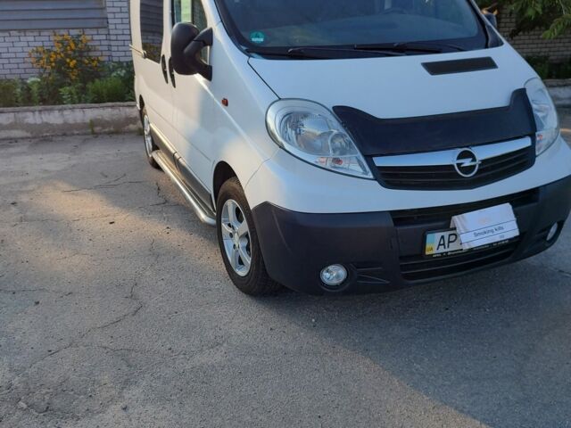 Білий Опель Віваро, об'ємом двигуна 2 л та пробігом 200 тис. км за 10000 $, фото 1 на Automoto.ua