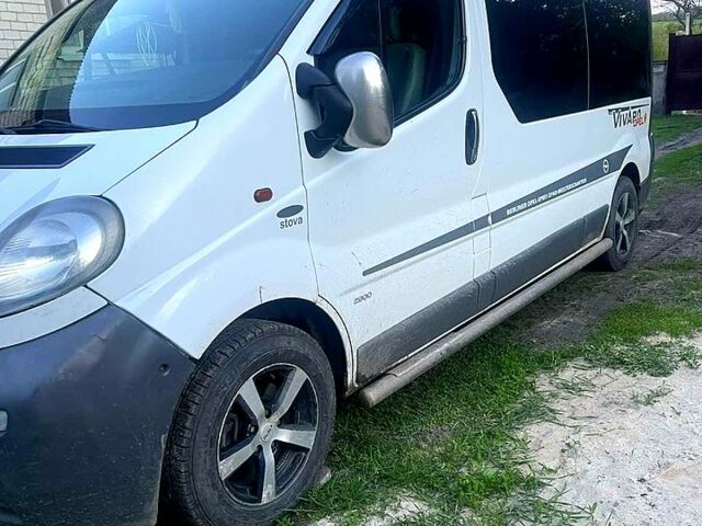 Белый Опель Виваро, объемом двигателя 1.9 л и пробегом 357 тыс. км за 8100 $, фото 3 на Automoto.ua