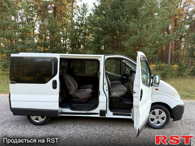 Белый Опель Виваро, объемом двигателя 2.5 л и пробегом 275 тыс. км за 6950 $, фото 4 на Automoto.ua