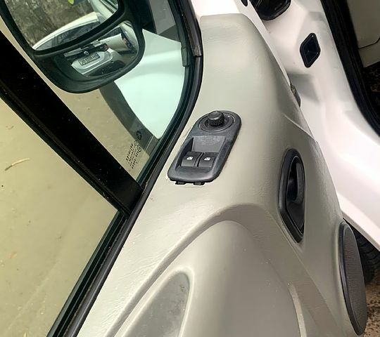 Белый Опель Виваро, объемом двигателя 1.9 л и пробегом 326 тыс. км за 5700 $, фото 4 на Automoto.ua