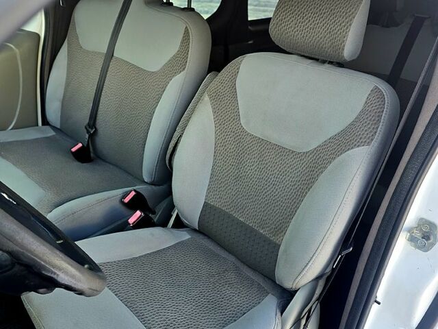 Белый Опель Виваро, объемом двигателя 2 л и пробегом 297 тыс. км за 8500 $, фото 6 на Automoto.ua