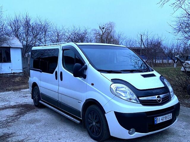 Белый Опель Виваро, объемом двигателя 20 л и пробегом 327 тыс. км за 8800 $, фото 1 на Automoto.ua