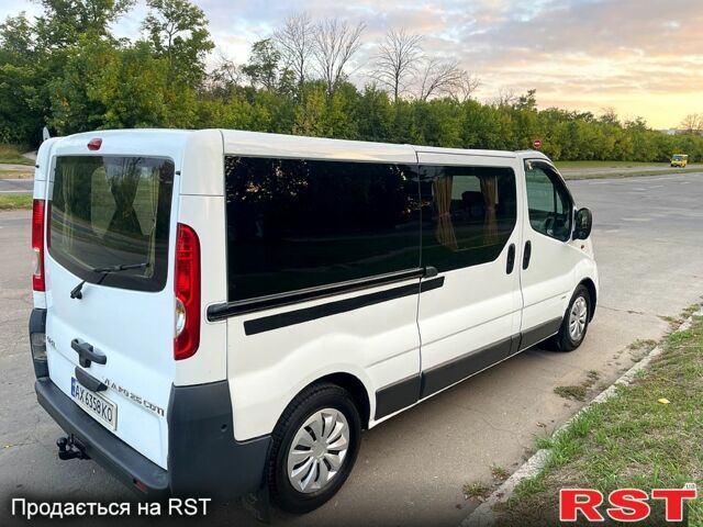Белый Опель Виваро, объемом двигателя 2.5 л и пробегом 385 тыс. км за 9300 $, фото 2 на Automoto.ua