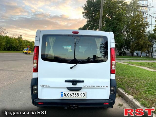 Белый Опель Виваро, объемом двигателя 2.5 л и пробегом 385 тыс. км за 9300 $, фото 3 на Automoto.ua
