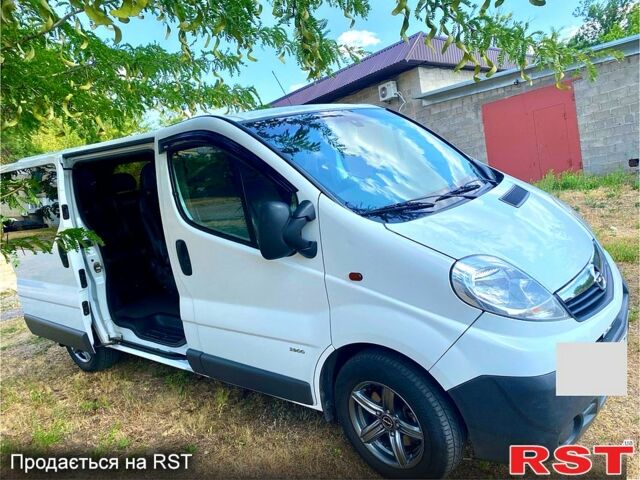 Белый Опель Виваро, объемом двигателя 2 л и пробегом 253 тыс. км за 10000 $, фото 3 на Automoto.ua