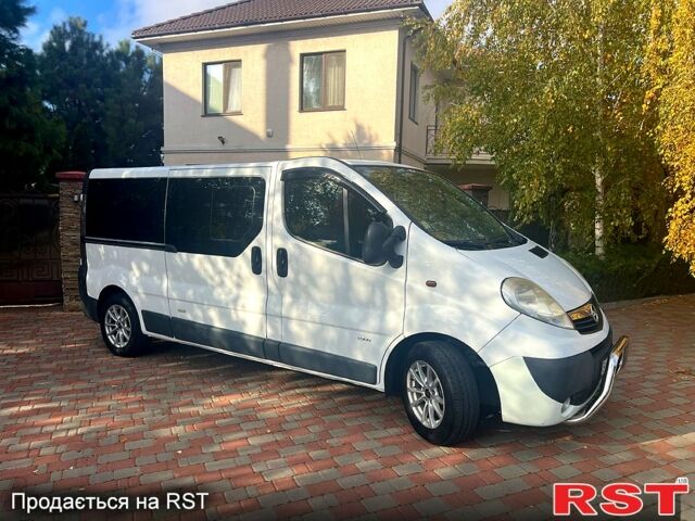 Белый Опель Виваро, объемом двигателя 2 л и пробегом 324 тыс. км за 10999 $, фото 1 на Automoto.ua