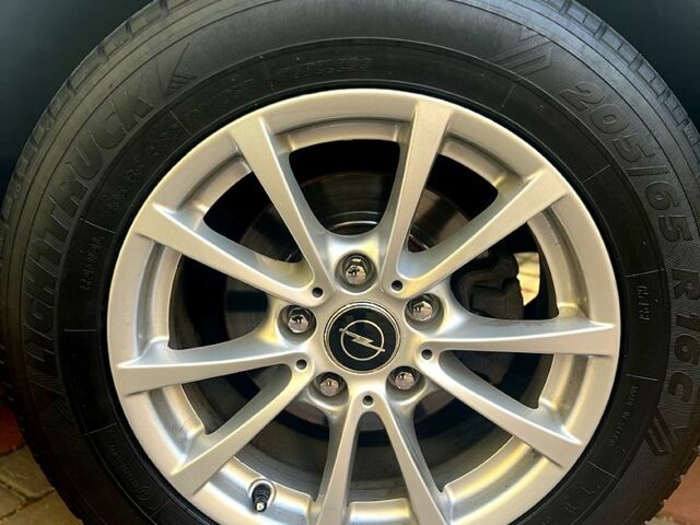 Белый Опель Виваро, объемом двигателя 2 л и пробегом 324 тыс. км за 10999 $, фото 8 на Automoto.ua