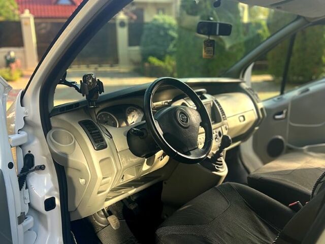 Белый Опель Виваро, объемом двигателя 2 л и пробегом 324 тыс. км за 10999 $, фото 10 на Automoto.ua