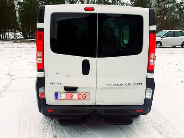 Белый Опель Виваро, объемом двигателя 2.5 л и пробегом 328 тыс. км за 6200 $, фото 2 на Automoto.ua