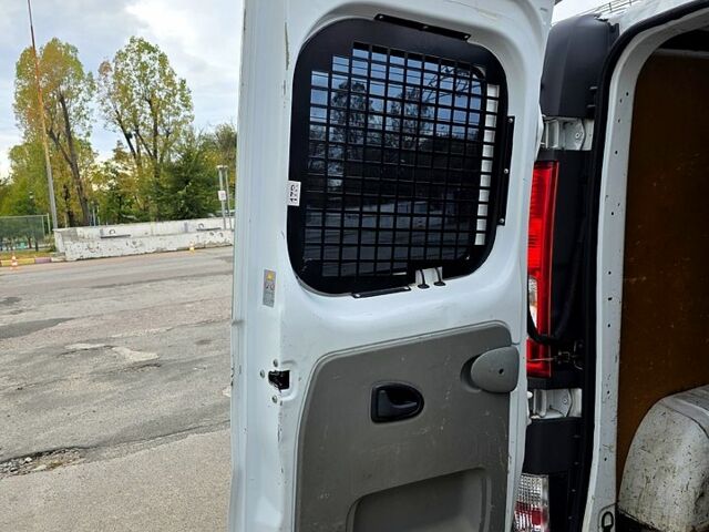 Опель Віваро 2013 у Харкові на Automoto.ua Білий Опель Віваро, об'ємом двигуна 2 л та пробігом 385 тис. км за 12700 $, фото 4 на Automoto.ua