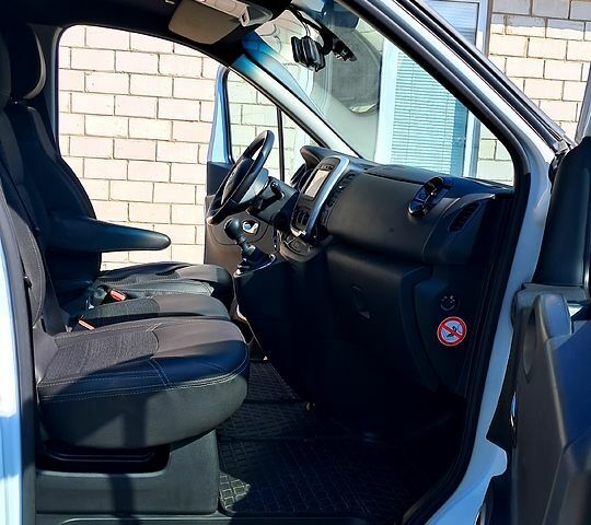 Белый Опель Виваро, объемом двигателя 1.6 л и пробегом 172 тыс. км за 15000 $, фото 4 на Automoto.ua