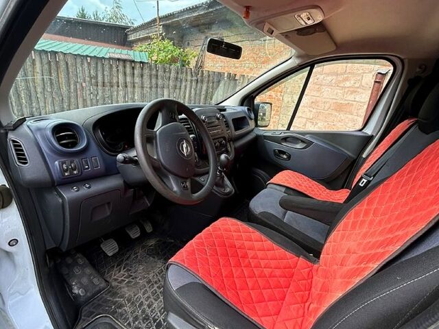 Белый Опель Виваро, объемом двигателя 1.6 л и пробегом 217 тыс. км за 11000 $, фото 7 на Automoto.ua