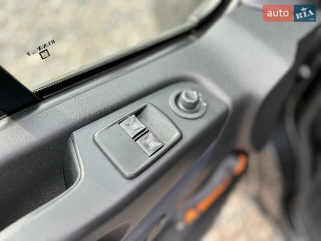 Черный Опель Виваро, объемом двигателя 1.6 л и пробегом 196 тыс. км за 11999 $, фото 17 на Automoto.ua