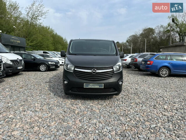Черный Опель Виваро, объемом двигателя 1.6 л и пробегом 196 тыс. км за 11999 $, фото 2 на Automoto.ua