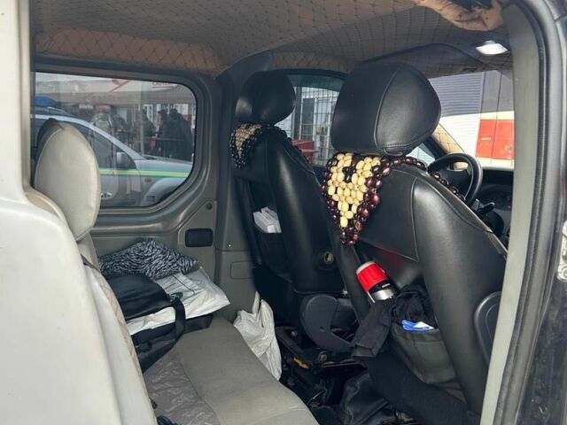 Черный Опель Виваро, объемом двигателя 1.9 л и пробегом 750 тыс. км за 8500 $, фото 2 на Automoto.ua