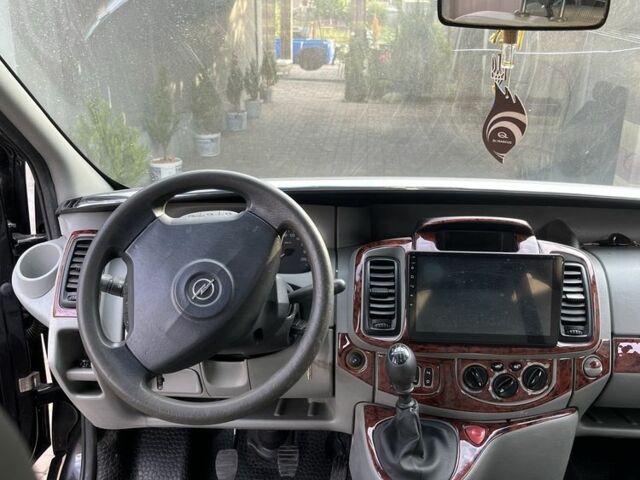 Черный Опель Виваро, объемом двигателя 2.5 л и пробегом 290 тыс. км за 8100 $, фото 5 на Automoto.ua