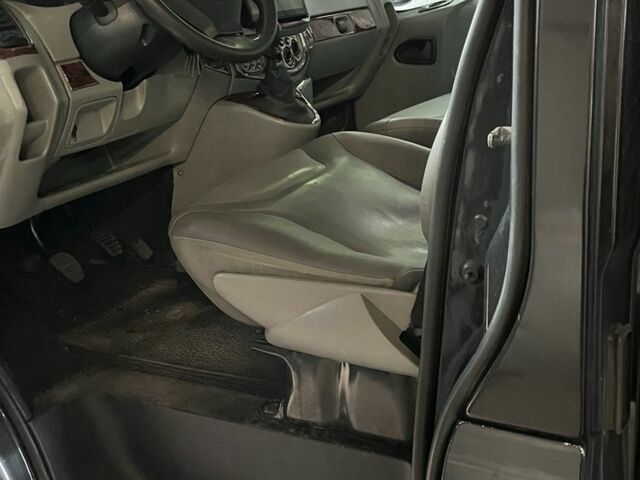 Черный Опель Виваро, объемом двигателя 2.5 л и пробегом 290 тыс. км за 8100 $, фото 2 на Automoto.ua