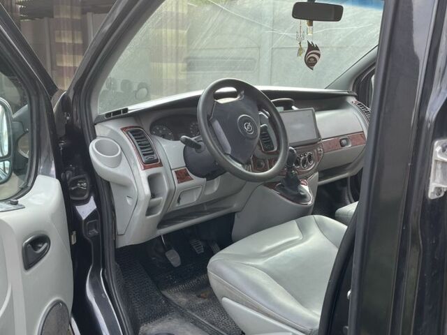 Черный Опель Виваро, объемом двигателя 2.5 л и пробегом 290 тыс. км за 8100 $, фото 9 на Automoto.ua