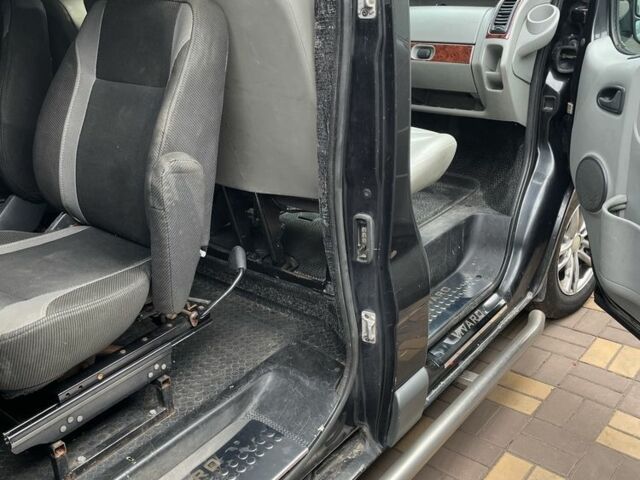 Черный Опель Виваро, объемом двигателя 2.5 л и пробегом 290 тыс. км за 8100 $, фото 12 на Automoto.ua