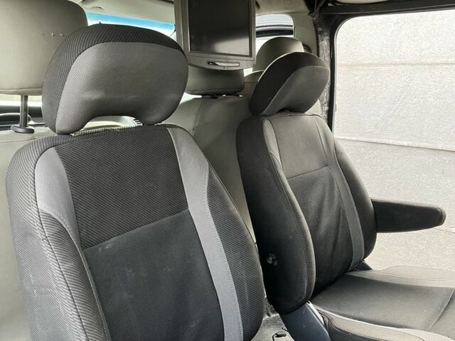 Черный Опель Виваро, объемом двигателя 2.5 л и пробегом 290 тыс. км за 8100 $, фото 8 на Automoto.ua